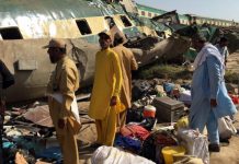 Suben a 62 los muertos por el choque de trenes en Pakistán