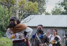 Mon Laferte estrena el video de «Se va la vida» con las «Mujeres del viento florido»