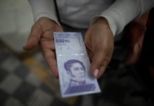 Venezuela elimina seis ceros a su moneda devaluada por una severa hiperinflación
