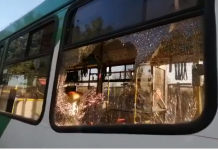 Mamá e hijo quedan heridos luego que individuo lanzara un bloque de cemento a un bus en Cerrillos