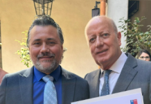 RADIOEMISORAS DE TODO CHILE RECIBEN CERTIFICACIÓN ESTATAL COMO LOCUTORES Y TÉCNICOS Cristian Pereira C. y Cristian Fontecilla en el Palacio de La Moneda, tras recibir la certificación de ChileValora que los reconoce como locutores del ámbito radial comunitario.