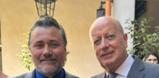 RADIOEMISORAS DE TODO CHILE RECIBEN CERTIFICACIÓN ESTATAL COMO LOCUTORES Y TÉCNICOS Cristian Pereira C. y Cristian Fontecilla en el Palacio de La Moneda, tras recibir la certificación de ChileValora que los reconoce como locutores del ámbito radial comunitario.