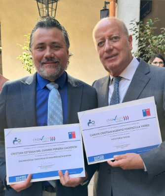 Pereira y Fontecilla Cristian Pereira C. y Cristian Fontecilla en el Palacio de La Moneda, tras recibir la certificación de ChileValora que los reconoce como locutores del ámbito radial comunitario.